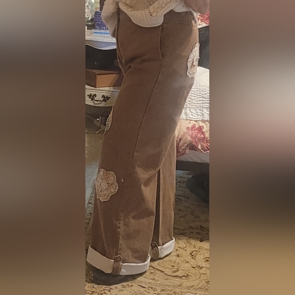 POL Tan Wide-Leg Jeans with Floral Patch Roll Up Contrasting Cuff - Picture 4 of 4